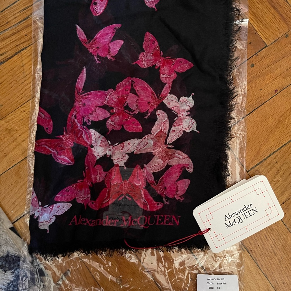 ⭐️ CLEARANCE⭐️ NWT CLASSY&edgy AlexanderMcQueenButterflySkullScarf